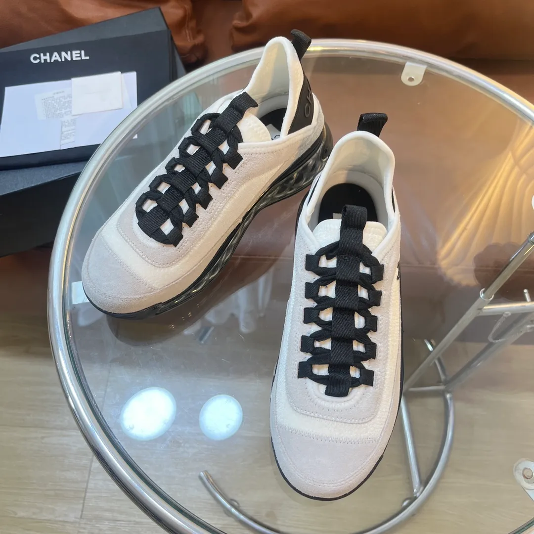 👟👟Ex-factory price 600👟👟 [Long-term supply of high-end versions] ⚠️Note: This model has many colors and the market has a complete range of colors. Welcome to consult ~ chanel Chanel Xiaoxiang casual sports shoes for couples and dad shoes for couples. The original version of the counter is 1:1, each color is accurately matched, and the internal standard is coded. ❣️Fabric material: original imported cow down + imported fabric, ❣️Inner material: imported breathable velvet, ❣️Outsole material: Original 1:1 mold opening, 3 layers of TPU ❣️Number of sizes: Women's 35-42 Men's 39-46 (Men's ➕10) Couple's version (with full set of high-end packaging)